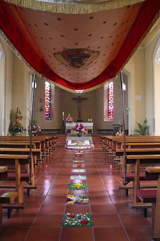 090611fronleichnam (10).jpg - ...und jedes Kind gestaltete ein Fliese im Mittelgang, so dass ein Blumenweg durch die ganze Kirche entstand.